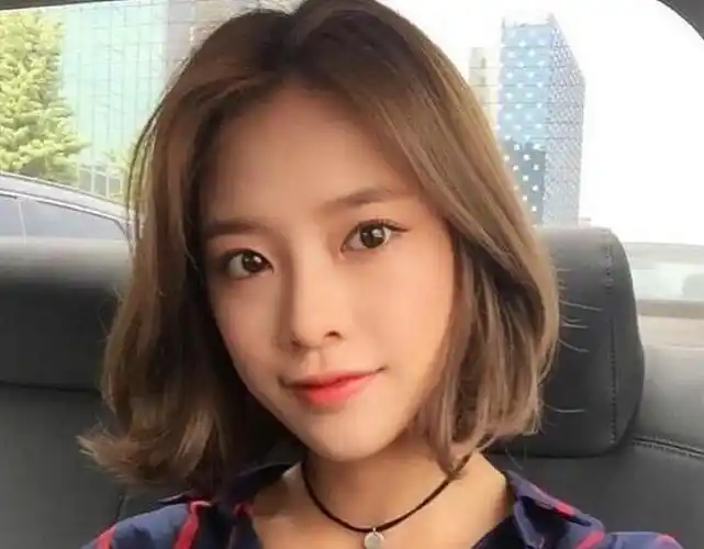 塌鼻子适合短发吗