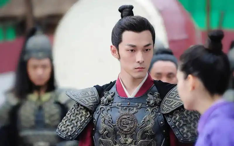 因为在古装权谋剧《琅琊榜》里扮演靖王的属下"列战英",当年在剧集