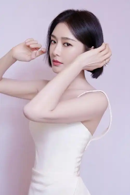 被秦岚的状态惊艳44岁年龄23岁身材穿抹胸裙没有一丝赘肉