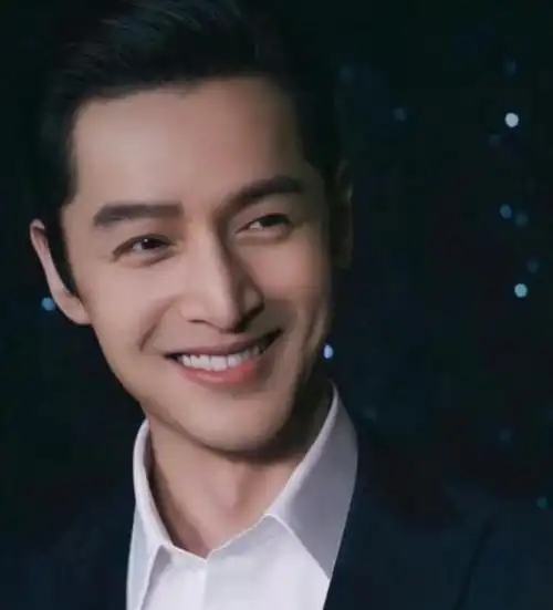 后来胡歌的牙齿就整齐的多了,在如今他为数不多的开怀大笑的照片里,一