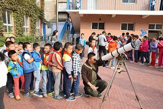 ",运河桥桃园联合小学操场上不时传出孩子的欢呼声.