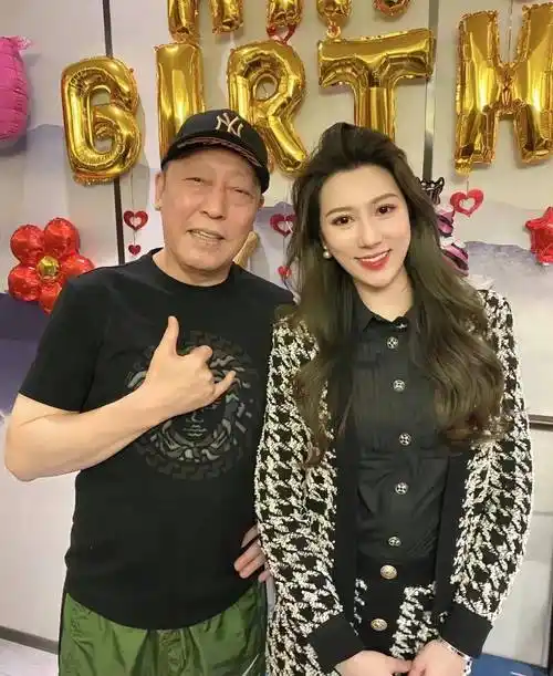 近况曝光,参加美女生日聚会,打扮潮流精神很不错_张嘉芸_表情_倪正华