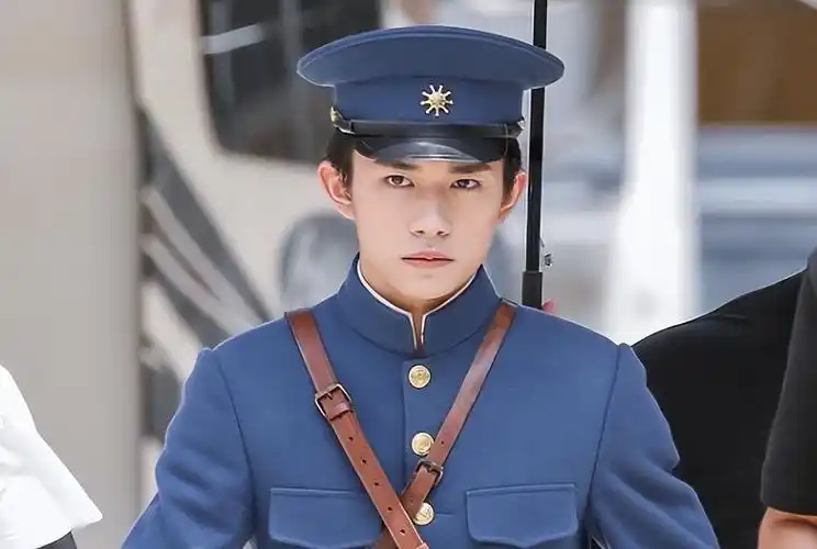 硬朗气质一下子就被挖掘出来,从稚嫩到成熟,一身军装无言胜有言.