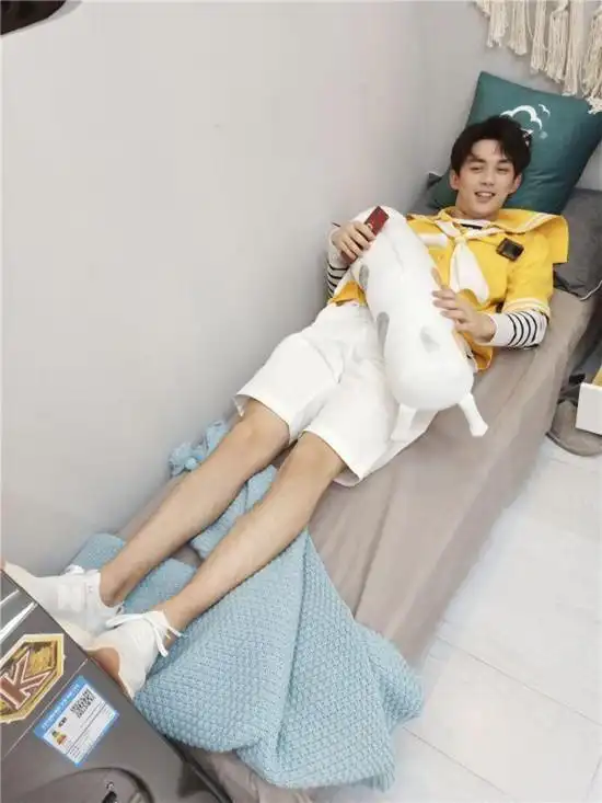男星的腿毛,吴磊还行,胡歌秋天不怕冷,吴亦凡的最厉害