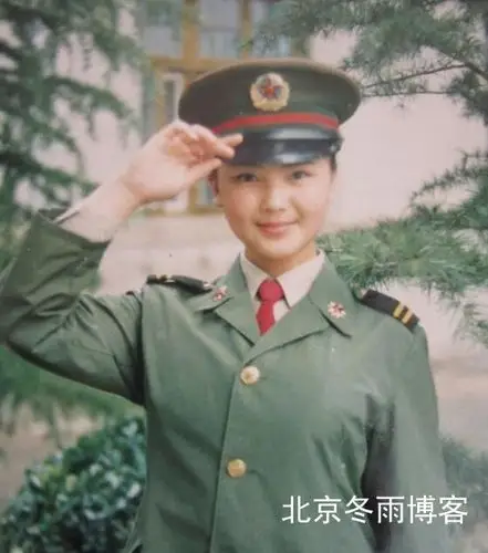 近日,一组刘涛20多年前军营罕见照曝光,照片刘涛中笑容甜美青涩.