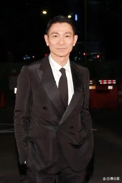 62岁刘德华近照老态龙钟头发花白啤酒肚显现一脸愁容网友震撼