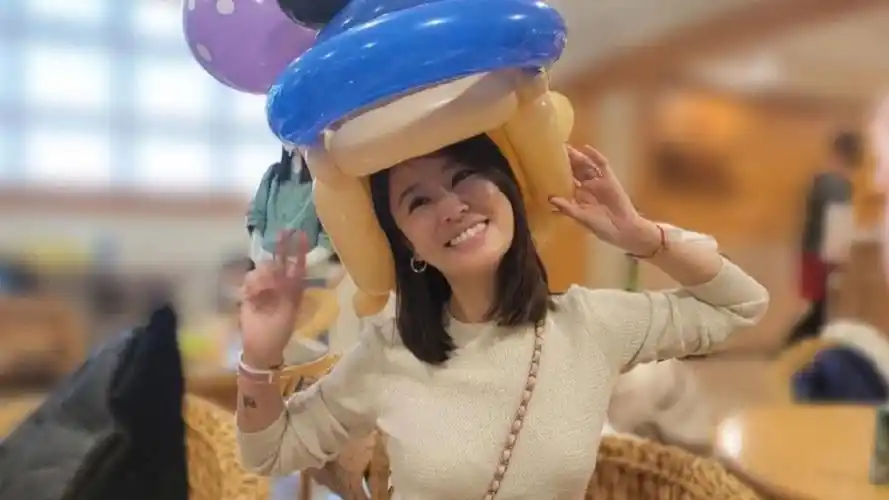 林心如为女儿小海豚庆祝6岁生日 头戴气球帽笑容灿烂