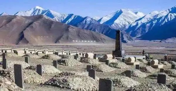 甘肃阿尔金山终年白雪皑皑,云雾缭绕,死人沟更是凶险事迹而闻名