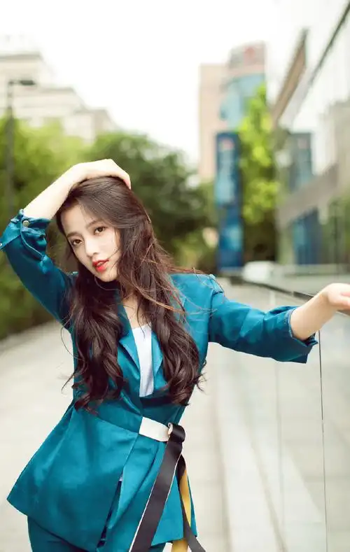 王秀竹成熟干练风时尚街拍图片 _ 图片网