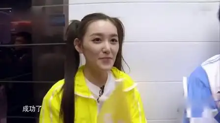 奔跑吧:蒋依依玩个游戏像开挂,瞬间反超郭麒麟,网友:不愧是哪吒!