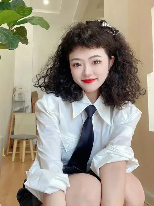 齐肩发女生该有的羊毛卷发型