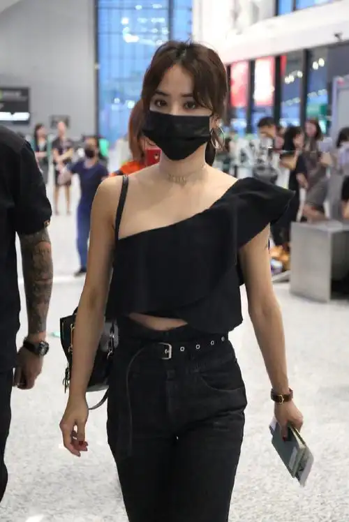 蔡依林机场上演"黑色诱惑",荷叶露肩衣搭牛仔,要是可以你也能穿出来