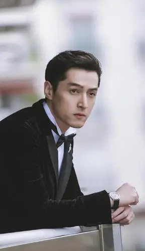 胡歌消失7个月后现身营业男神西装革履帅气逼人