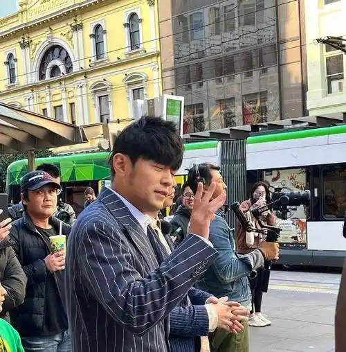 周杰伦墨尔本街头录制新综艺,身材发福,被吐槽苍老油腻