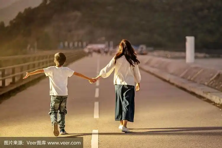 亚洲母亲和儿子手牵手走