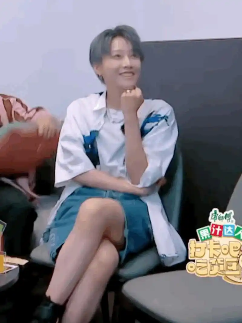 刘雨昕首次体重破百# 本期#打卡吧吃货团# 体重挑战环节,@刘雨昕 自