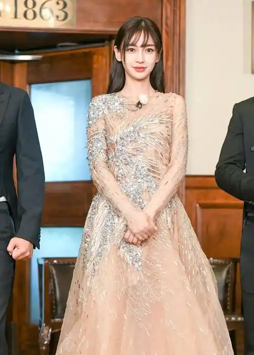 杨颖被曝用小号加了黄晓明现任微信!