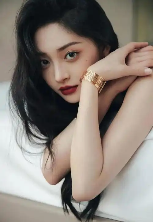 周洁琼穿黑色挂脖裙好惊艳,涂红唇欧美感强!__财经头条