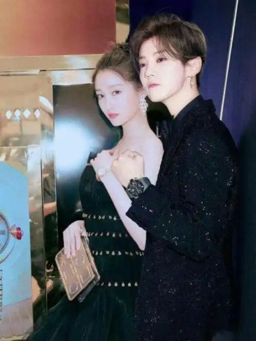 网传:鹿晗关晓彤官宣结婚,爱巢价值8,000万,彩礼9位数?