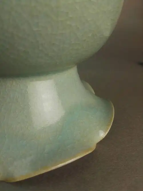 sr 名称:北宋汝窑葵口尊(渣斗) 类别:瓷器 年代:北宋 窑口:北宋汝窑