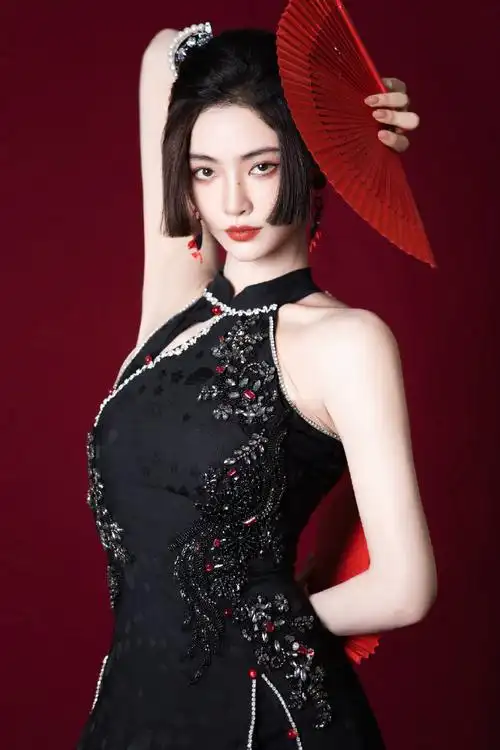 许佳琪红扇旗袍造型##许佳琪好像漫画里的人
