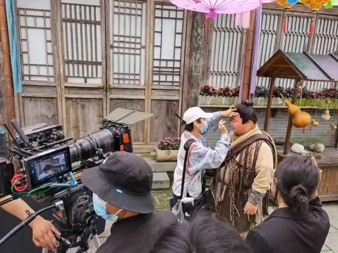 游人新体验剧组拍摄忙五一假期象山影视城玩出新花样