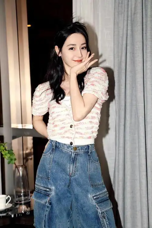 迪丽热巴居家氛围感大片条纹针织开衫搭牛仔工装裤又甜又酷