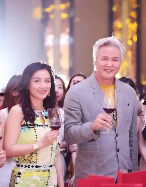 张庭不服老,48岁仍这般甜美动人,与老公高调秀恩爱_林瑞阳_人们_年纪