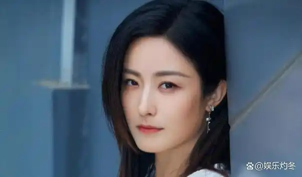 徐百慧毫不犹豫地跳进水沟,泥浆瞬间溅满了她的全