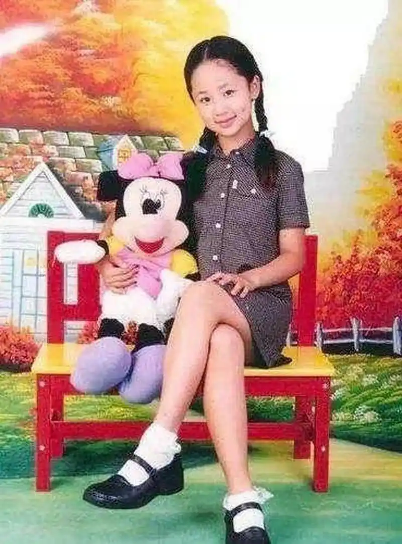 童年时期的杨紫黑乎乎,胖墩墩,颜值并不出众,但还是落落大方,从小