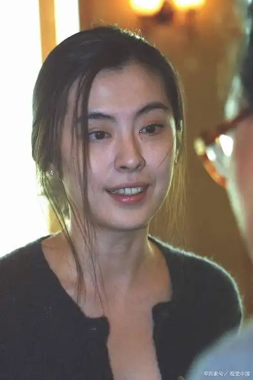 王祖贤早期港风女神,在国外居住多年,回国才是最终选择