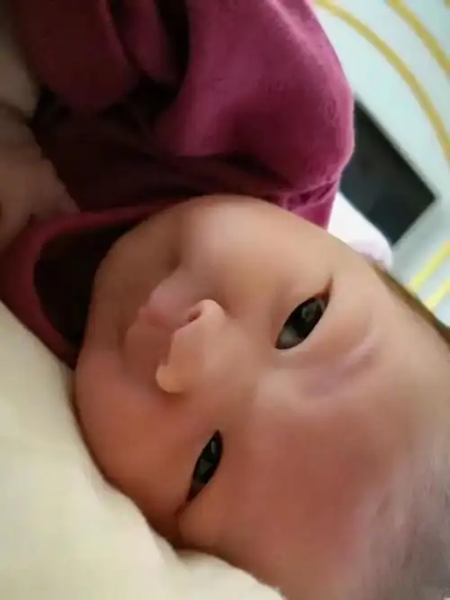 组图:新晋奶爸曹云金晒女儿近照 小baby脸蛋通红抿嘴可爱