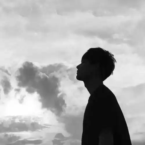 黑白男头把自己伤得那么痛彻何必呢