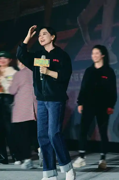 瘦100斤挣几十亿票房的贾玲,穿十万奢牌成功闯入时尚赛道!