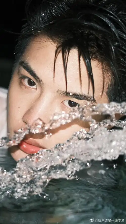 黄明昊冬日出逃泳池大片