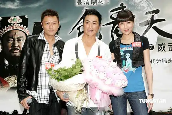 图文何家劲为新片宣传何家劲关礼杰合影