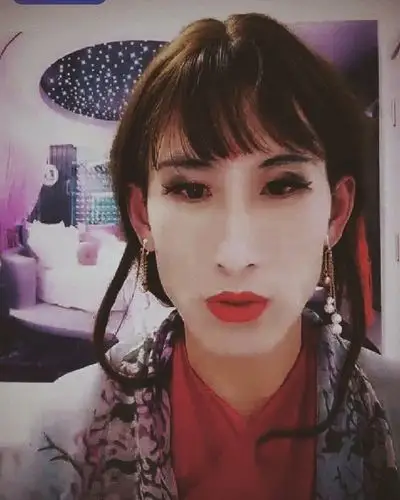 网络主播"男扮女装"造型奇葩各异:白娘子,美少女,小妖精,大长脸