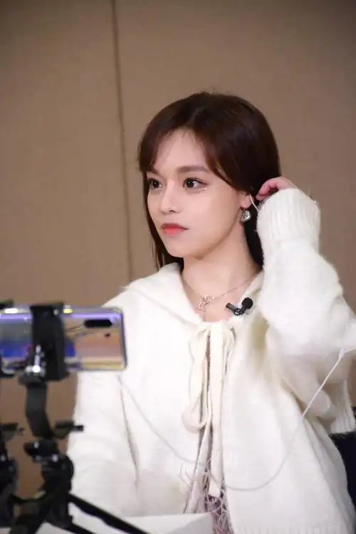 "逐梦少女"黄霄云化身唱作人演绎原创歌曲《打开》 温暖歌声讲述追梦