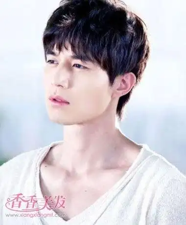 韩版男生的 发型打理设计,这款虽然是短发,但斜 刘海结合两边都是下梳