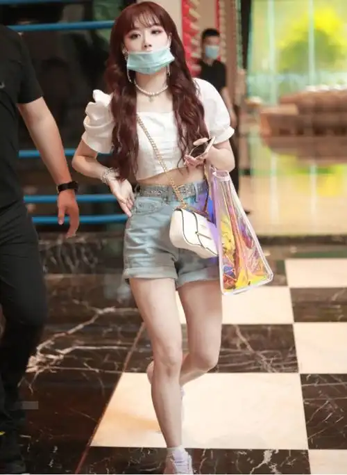 有种比例失衡叫孔雪儿穿短装的腰像80斤腿却像120斤