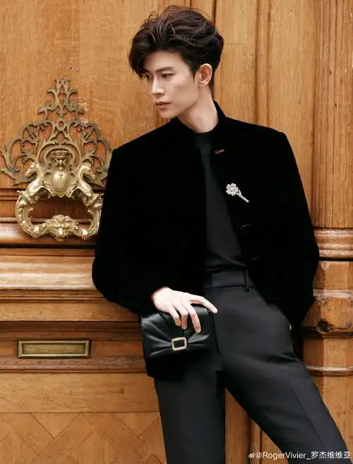 品牌代言人任嘉伦##rogervivier2024秋冬系列##巴黎时装周##扣任心弦