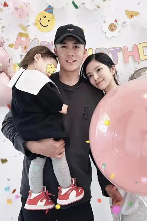 杜淳为2岁女儿庆生,直呼其大名杜冉儿,王灿获老公亲吻满脸得意