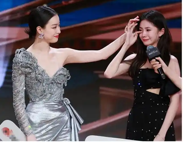 张艺谋为了让这位清纯女大学生尽快融入到角色中,决定将这部电影延迟