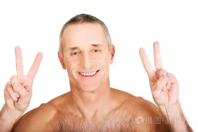 成熟光着膀子的男人用胜利的手势