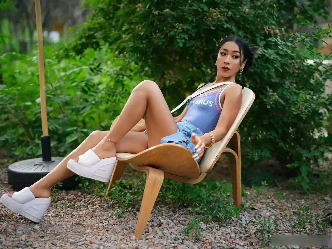 吉克隽逸在树林里穿泳衣@吉克隽逸泳衣 今日,@吉克隽逸 晒出一组林间