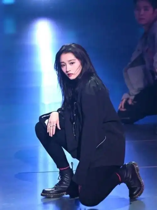 关晓彤《王牌对王牌》穿搭|长腿抢镜 现场热舞