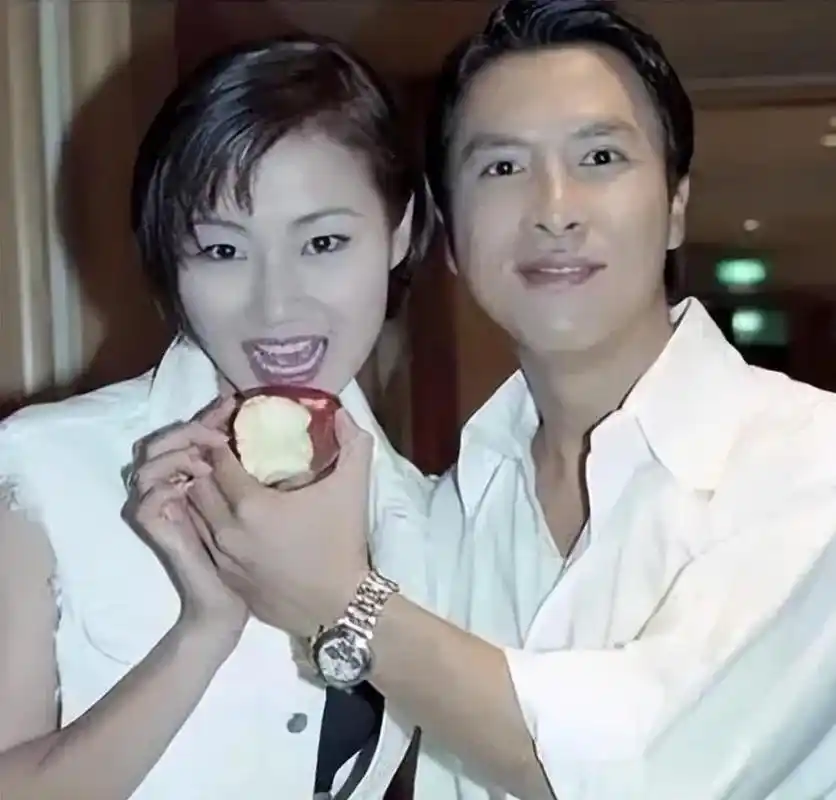 甄子丹态度冷淡地表示:"不复婚,每个月给你们4万,不要来烦我.