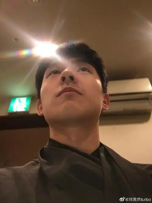 刘昊然晒迷之自拍庆22岁生日 粉丝:到法定年龄了