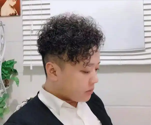 小卷烫发最大的好处就是方便打理,而且凭借自身满满的时尚气息更被