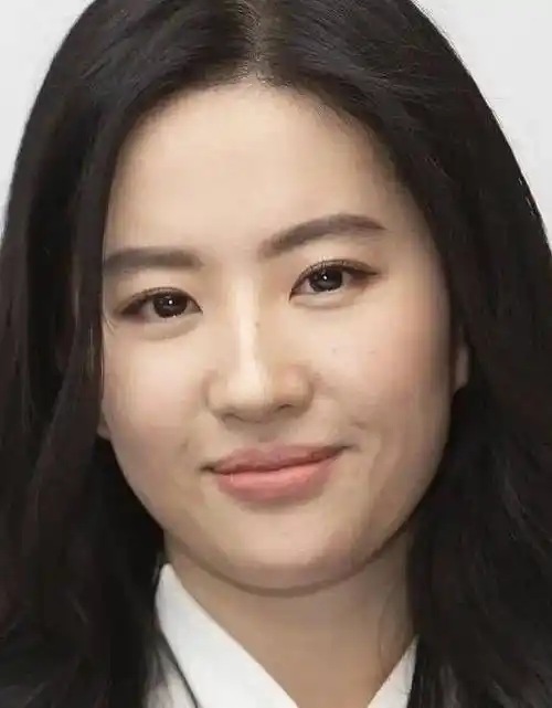 刘亦菲发胖之后,虽然明显有些发腮,脸也变宽了不少,但是这个皮肤状态